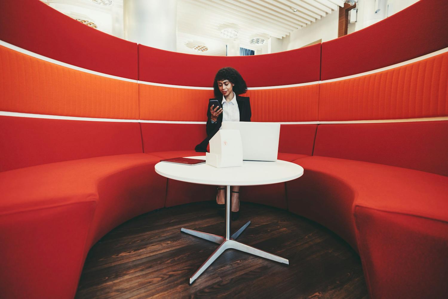 shutterstock 1732401229 Nainen istuu suurella punaisella sohvalla